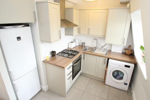 2 bedroom apartment to rent - High Road, Loughton