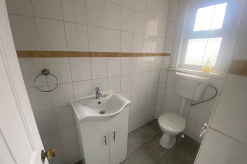 3 bedroom semi-detached house to rent, Grove Road, Rochester