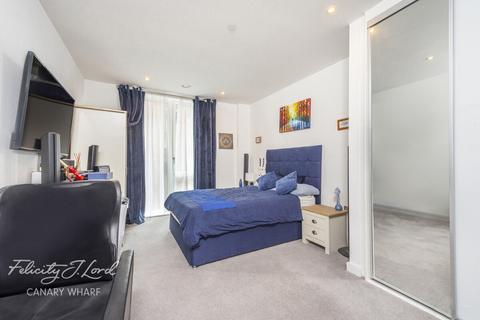 2 bedroom flat for sale, Shackleton Way, London, E16