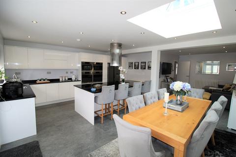 10 Meadowside Road, Upminster, RM14 3YT