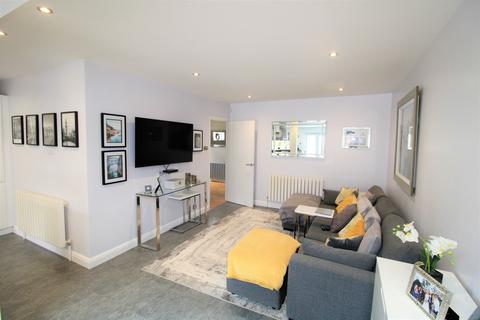 10 Meadowside Road, Upminster, RM14 3YT