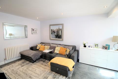 10 Meadowside Road, Upminster, RM14 3YT