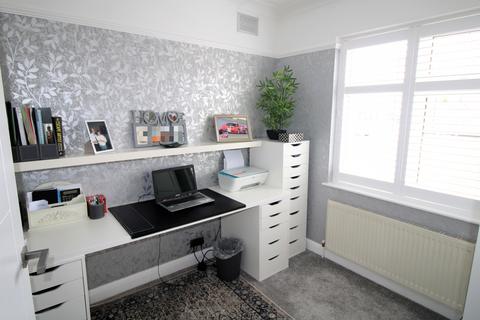 10 Meadowside Road, Upminster, RM14 3YT