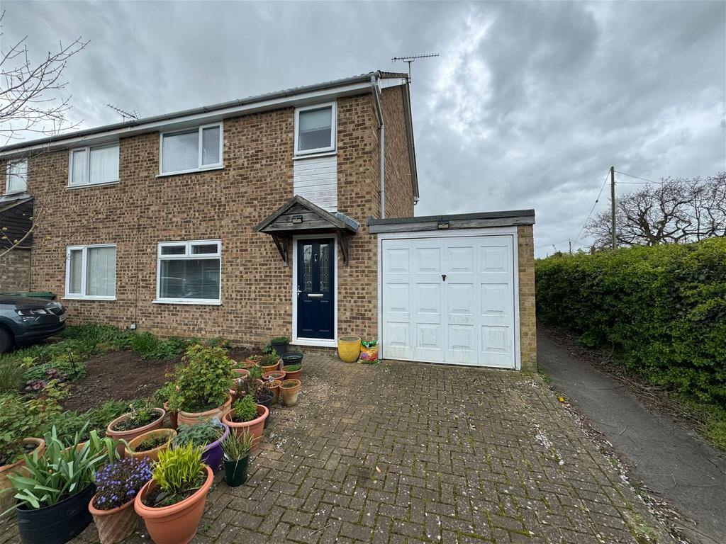 Weavers Close, Staplehurst, Tonbridge 3 bed semidetached house for