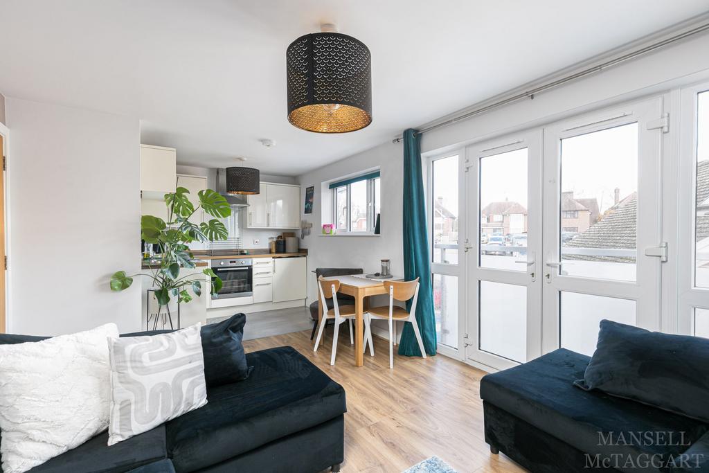 London Road, East Grinstead RH19 1 bed flat for sale £180,000
