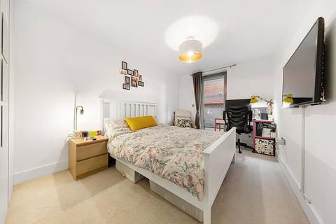 2 bedroom flat to rent, Fulham Palace Road, Barons Court, London, W6