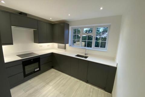 2 bedroom flat to rent - St Georges Avenue, Weybridge KT13
