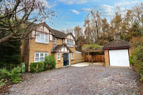 5 bedroom detached house to rent, Lyndsey Close, Farnborough GU14