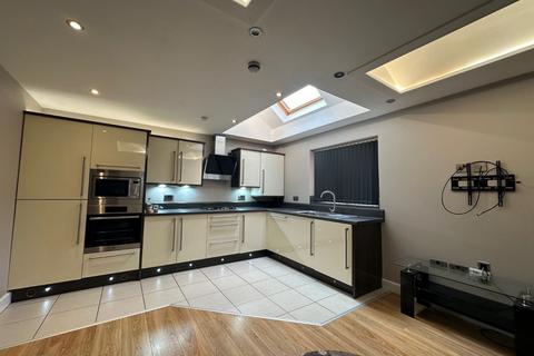 3 bedroom flat to rent, Chapeltown Road, Leeds, West Yorkshire, LS7