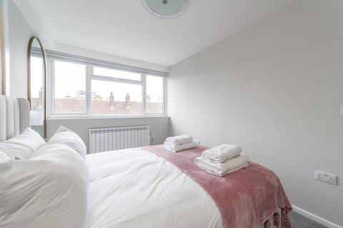 3 bedroom flat to rent, Newman House, St Georges Road, London SE1