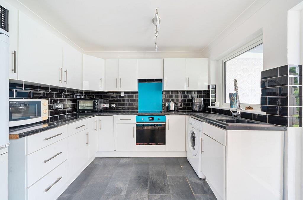 Channel View, Pagham, PO21 4 bed detached house for sale £650,000