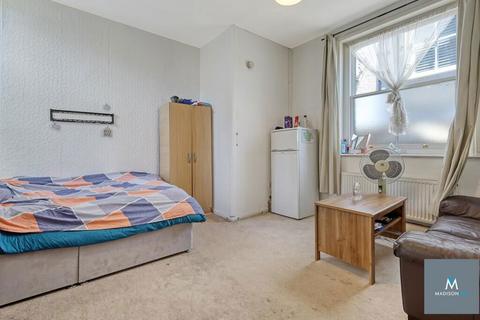 1 bedroom flat for sale, Broomhill Road, Woodford Green, IG8 9HA