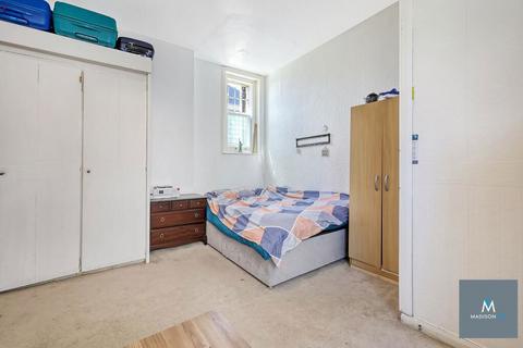 1 bedroom flat for sale - Broomhill Road, Woodford Green, IG8 9HA