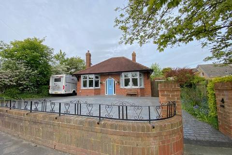 3 bedroom bungalow for sale - Mill Lane, Staining FY3