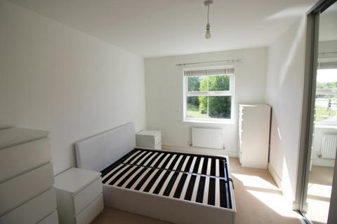 2 bedroom flat to rent, Kenley Place, Hants GU14