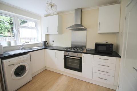 3 bedroom semi-detached house to rent, Farnborough GU14