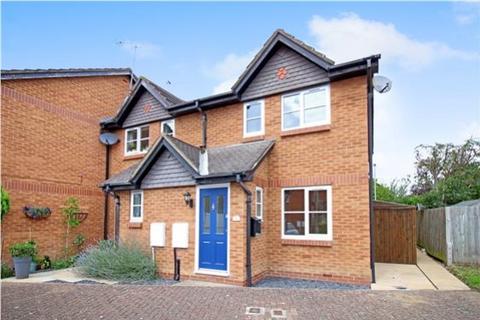 2 bedroom end of terrace house to rent, Woking GU24