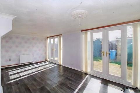 3 bedroom terraced house for sale - Axdane, Hull, East Riding of Yorkshire, HU6 9AE