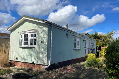 2 bedroom detached house for sale - Crouch Park, Pooles Lane, Hullbridge, Essex, SS5