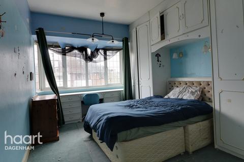 3 bedroom semi-detached house for sale - Wykeham Avenue, Dagenham