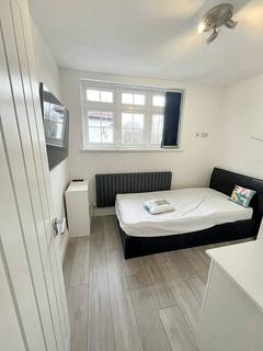 1 bedroom in a house share to rent, Riverside Walk, Isleworth TW7