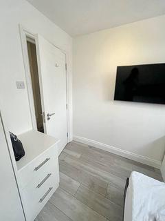 1 bedroom in a house share to rent, Riverside Walk, Isleworth TW7