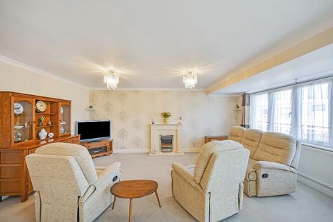 27 Downs Way, Sellindge, Ashford, TN25 6EZ