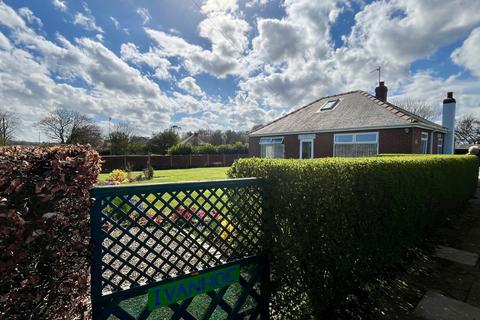 2 bedroom bungalow for sale - Ivanhoe, Holmpton Road, Hollym, Withernsea, HU19 2QW