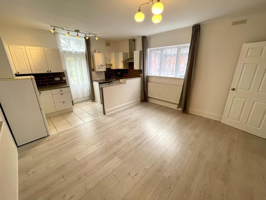 Leamington Road, Coventry, CV3 1 bed flat £900 pcm (£208 pw)
