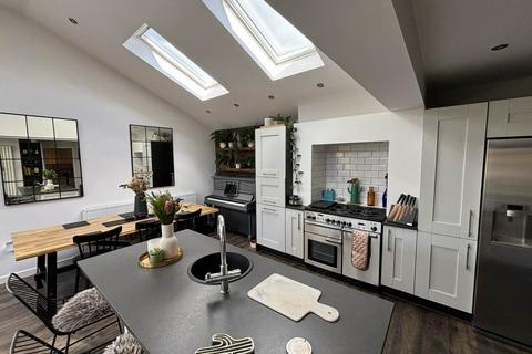 21 Leaside Avenue, Chadderton, Oldham, OL1 2QZ