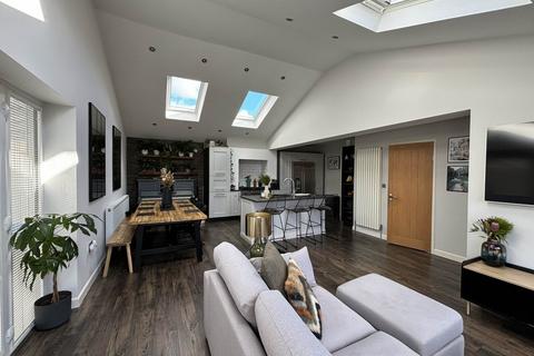 21 Leaside Avenue, Chadderton, Oldham, OL1 2QZ