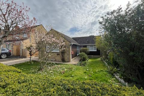 2 bedroom bungalow for sale - Kingsmead, Lechlade, Gloucestershire, GL7