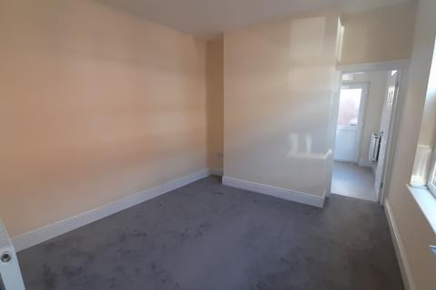 2 bedroom end of terrace house to rent, Chatsworth Street, Leicester LE2
