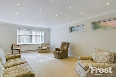 3 bedroom bungalow for sale - Timsway, Staines-upon-Thames, Surrey, TW18