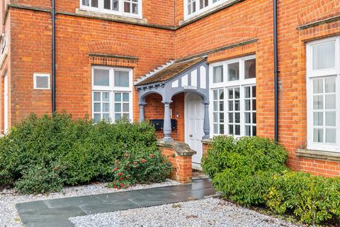 2 bedroom flat for sale, The Priory Syresham Gardens, Haywards Heath RH16