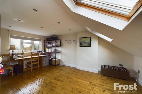 4 bedroom semi-detached house for sale - Florence Gardens, Staines-upon-Thames, Surrey, TW18