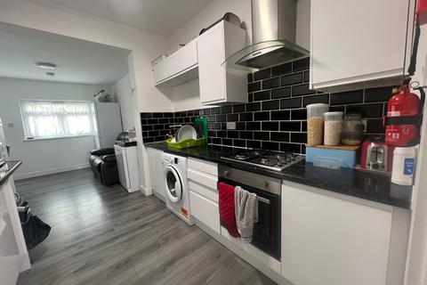 1 bedroom in a house share to rent, Studley Drive, Room 2 Ilford IG4 5AJ