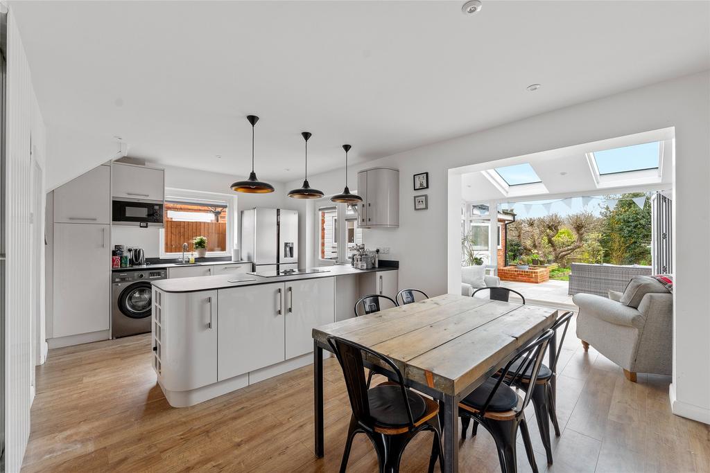 Dovers Green Road, Reigate, Surrey, RH2 3 bed semidetached house for