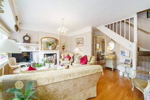 24 Warren Avenue, Richmond, TW10 5DZ