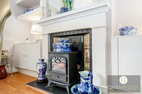 24 Warren Avenue, Richmond, TW10 5DZ