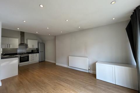 2 bedroom flat to rent, London Road, Sevenoaks, Kent, TN13 1AR