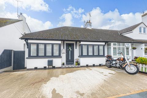 3 bedroom semi-detached house for sale - Bonchurch Avenue, Leigh-on-sea, SS9