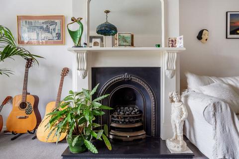 6 Queen Annes Close, Twickenham, TW2 5NN