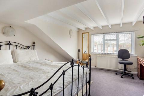 6 Queen Annes Close, Twickenham, TW2 5NN