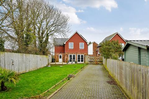 3 bedroom detached house for sale, Applegate Court, Appledore, Kent TN26 2AQ