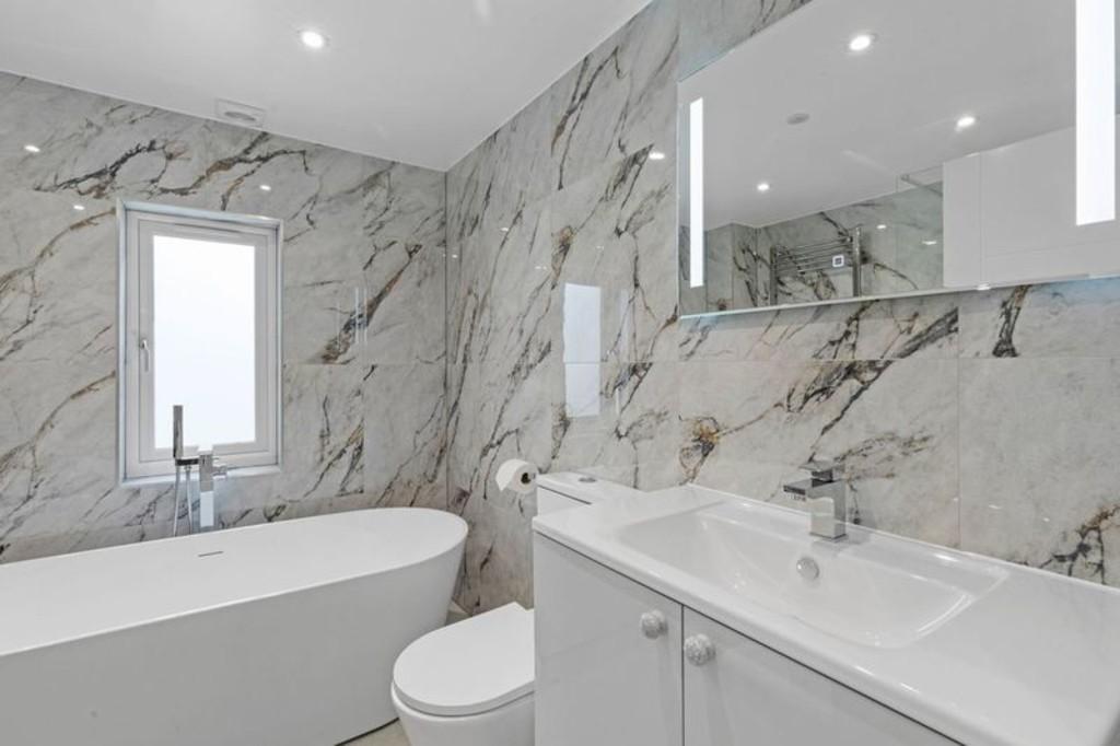 Ensuite main bedroom