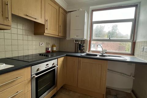 2 bedroom flat to rent, Court Bushes Road, Whyteleafe
