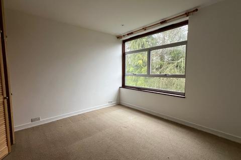 2 bedroom flat to rent, Court Bushes Road, Whyteleafe