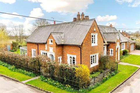 4 bedroom semi-detached house for sale - Chetwode, Buckingham, Buckinghamshire, MK18