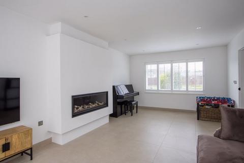 4 bedroom detached house to rent, Robinswood Crescent, Penarth